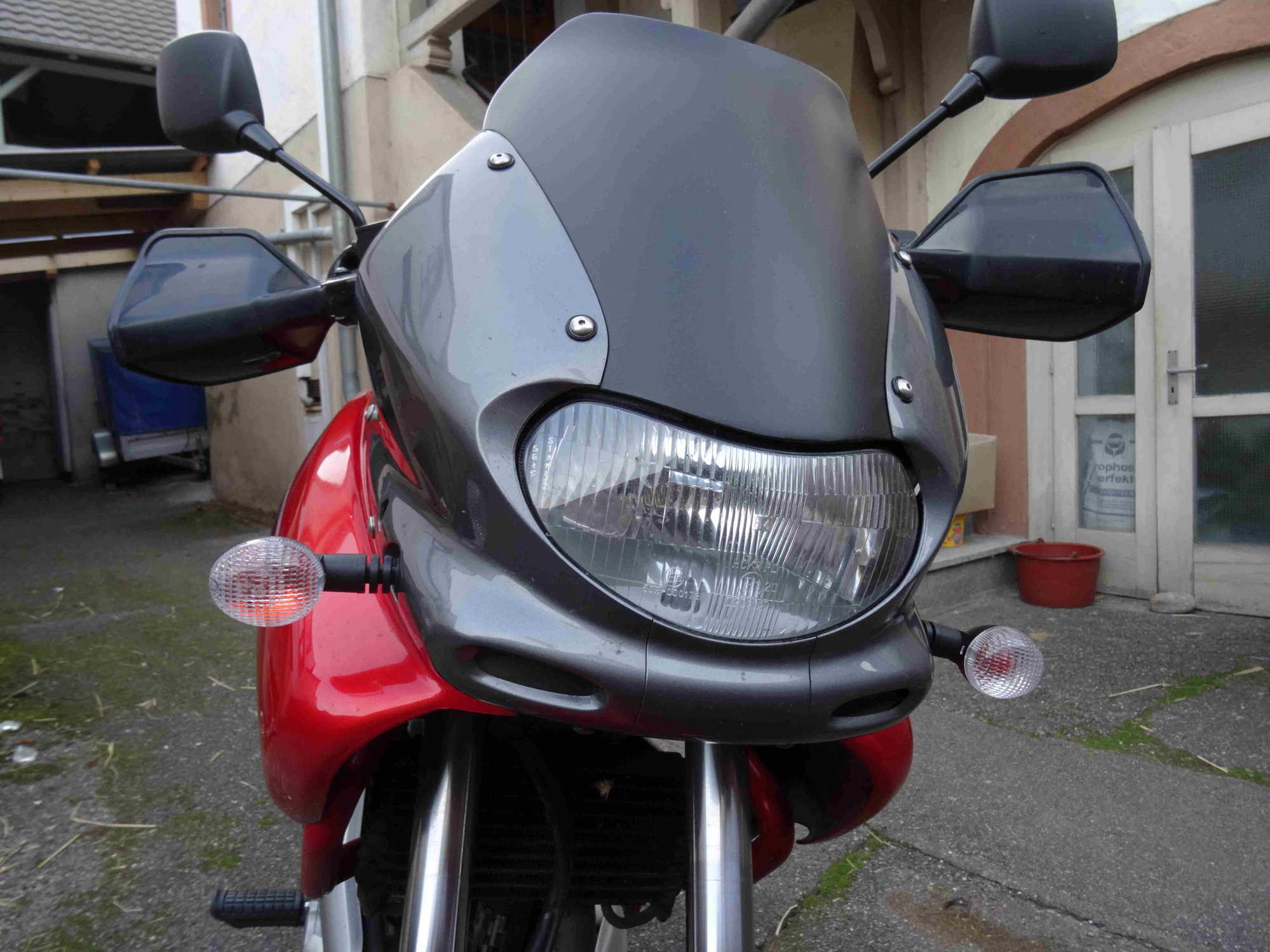 Scheibe wurde dunkel gespritzt und kleiner Blinker und Handprotektoren sind montiert.