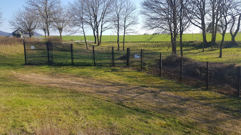 20200406_165806-1612x907.jpg (722.18 KiB) 4055 mal betrachtet Einige hundert Meter Original Grenzzaun