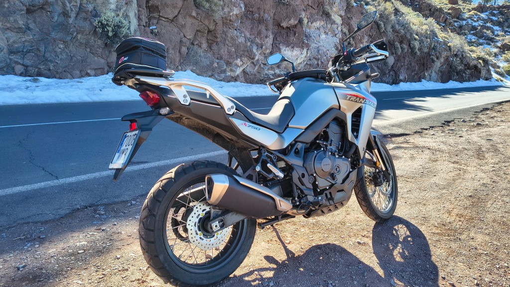 Der "Ganzjahresfahrer" mit Schnee im Hintergrund